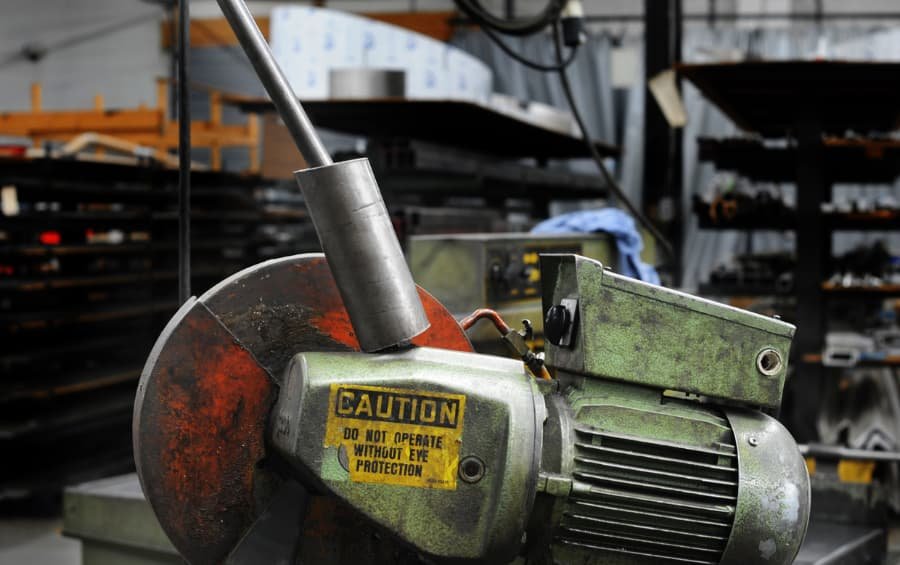 Maquinaria antigua con pegatina de advertencia de peligro atrapamiento