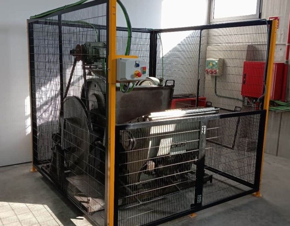 Troqueladora industrial con vallado de seguridad perimetral, sensor de enclavamiento y caja marcha-paro según el RD 1215/1997