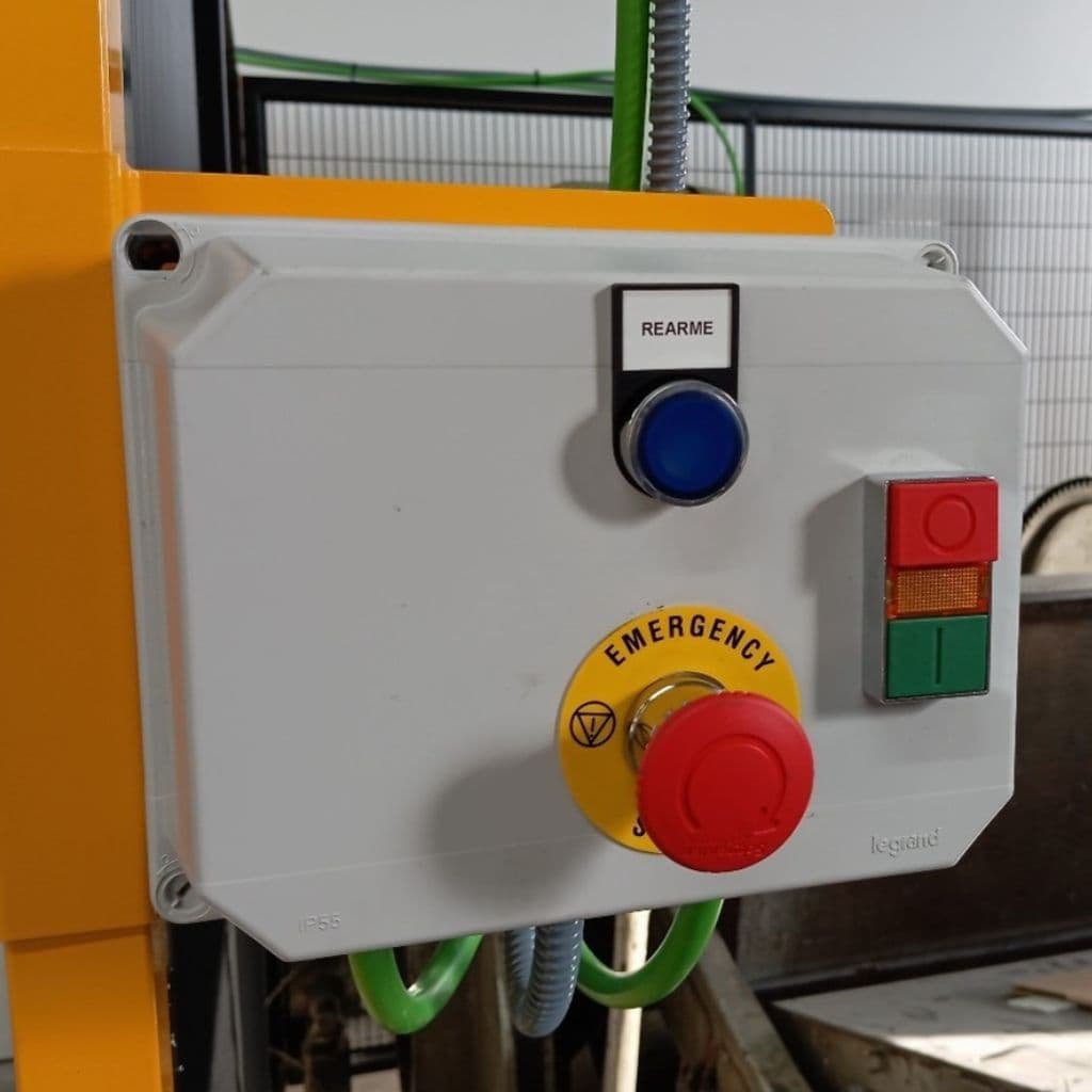 Caja marcha-paro industrial con botón de rearme y seta de emergencia para parada segura de maquinaria