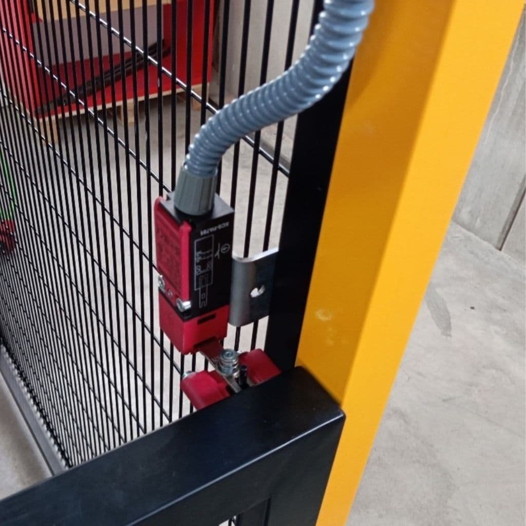 Sensor de enclavamiento instalado en troqueladora industrial