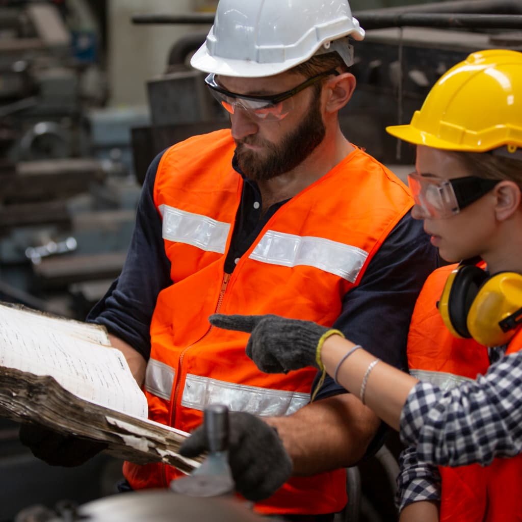 Técnicos revisando la documentación de una máquina durante el proceso de obtención del Marcado CE.