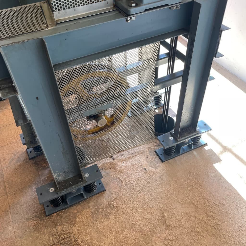 Instalación de unos amortiguadores en la bancada de un ascensor