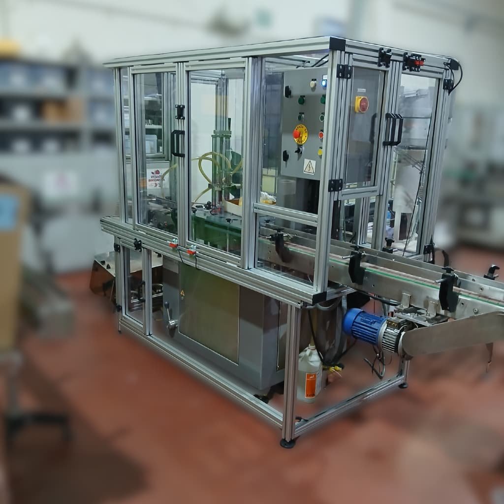 Maquina adecuada con jaula de policarbonato y puertas sensorizadas.