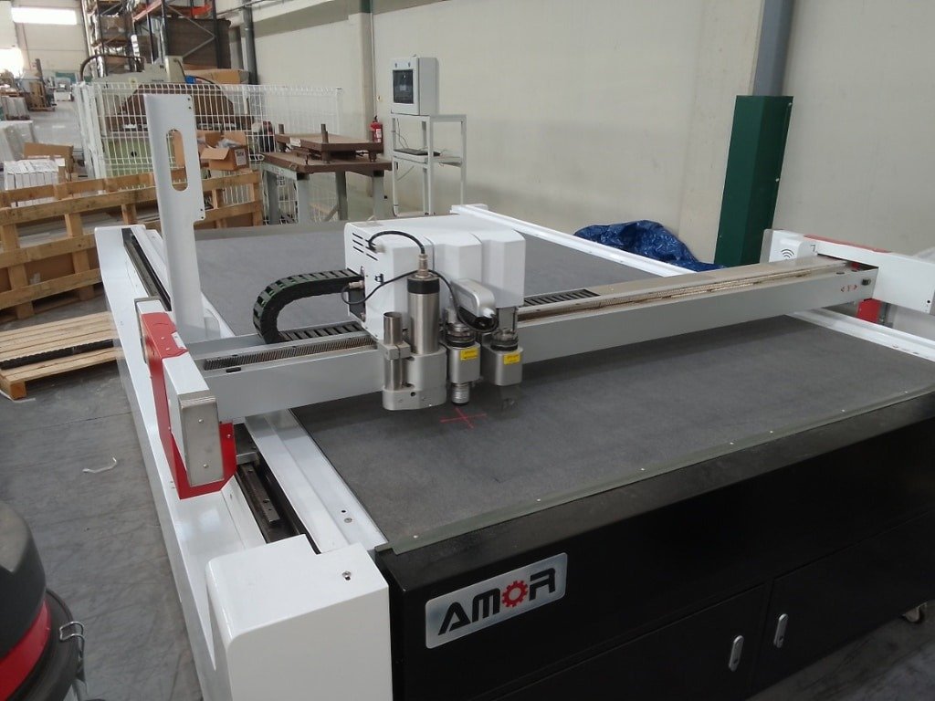 Cortadora CNC antes de la adecuación, con componentes expuestos y sin protecciones de seguridad.