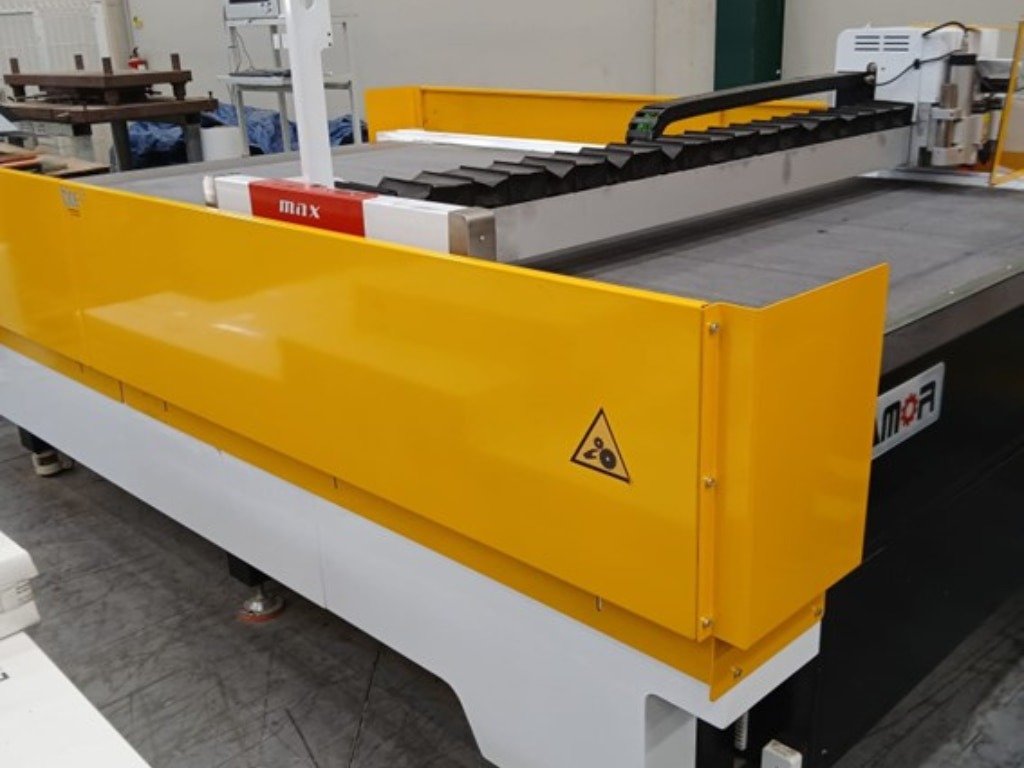 Vista general de cortadora CNC protegida según normativa, tras la adecuación completa de seguridad industrial