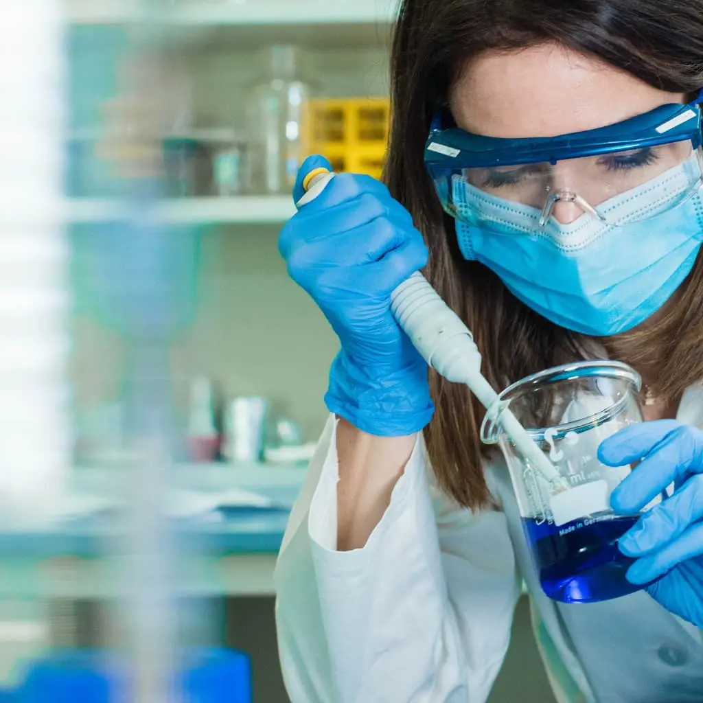 ingeniera de laboratorio realizando unas pruebas quimicas