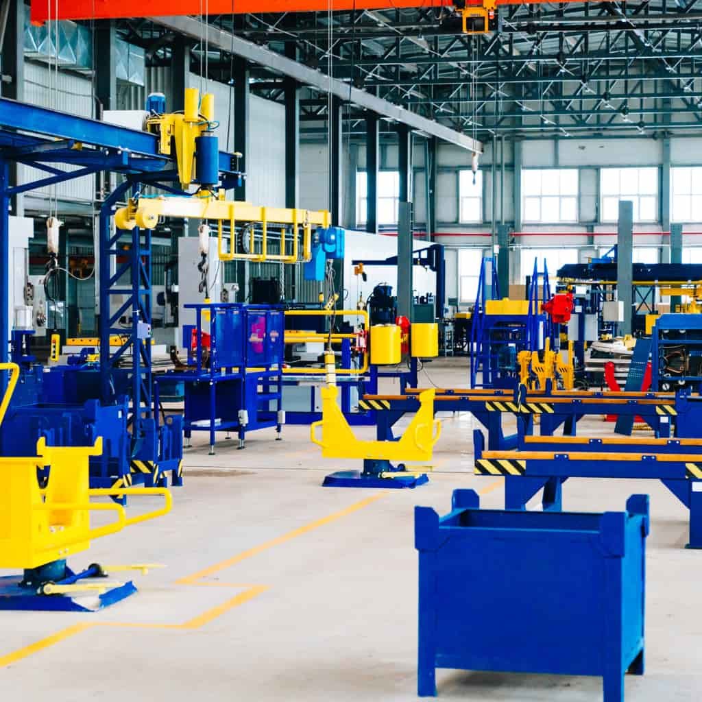 Área de producción equipada para inspección de seguridad en máquina industrial.