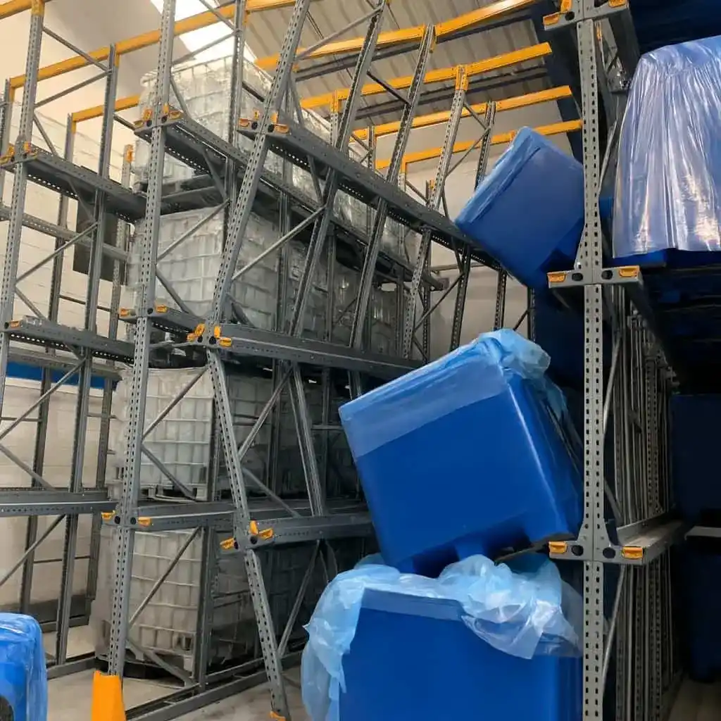 Estanterías colapsadas de un almacén industrial